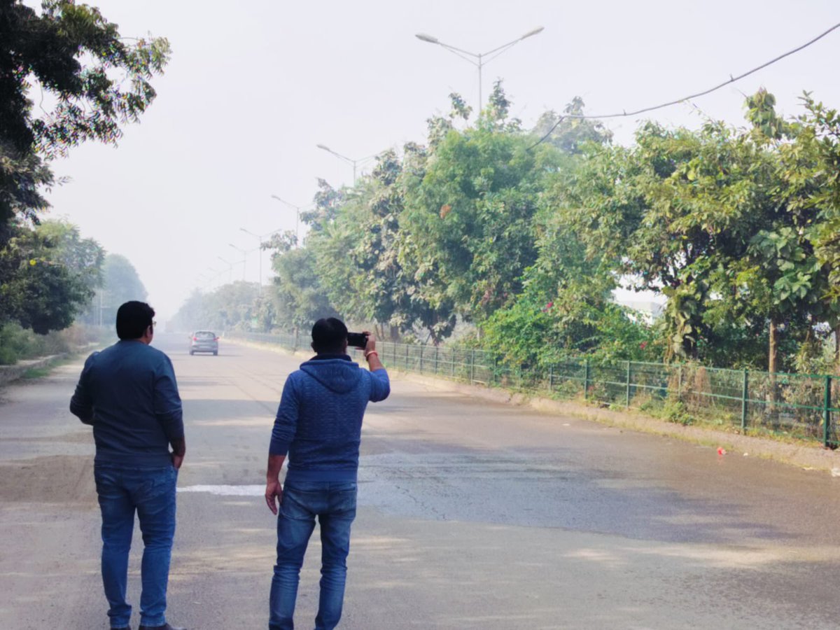 Praveenmalik86's tweet photo. Basis the instructions of @MCManesar Commisioner Ms.@RenuSogan the team of MCM has visited our Society to see & replicate the model of #Overhead_Sprinkling_System to cater the #Pollution
We have briefed about the concept & assured the extended support @AjayKumarIAS13 @moefcc https://t.co/2IA8zWzuEu