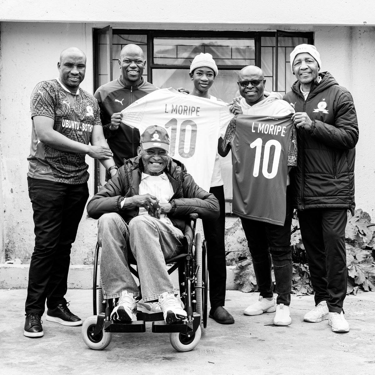 Masandawana's tweet image. The Chairman and the Motsepe Family, the Board of Directors, Technical Team, Players, Management, Staff, Supporters of Mamelodi Sundowns FC &amp;amp; the entire Yellow Nation express their deepest condolences to the family and friends as we mourn the loss of football legend Lucas…