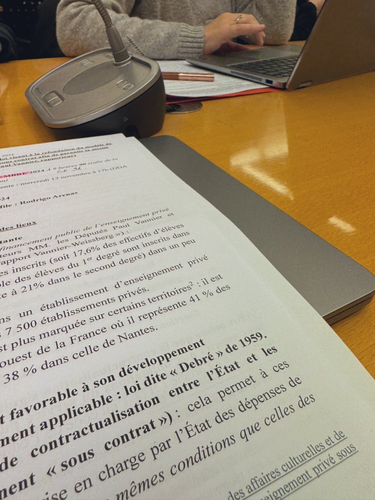 ArnaultRaphael's tweet photo. 🏛️ Ce matin débat sur proposition de loi LFI/NFP sur le contrôle du financement public des établissements privés, ajd à 80% (les assistés), pour lutter contre la ségrégation scolaire.

Sans surprise le RN+droite en défense absolue des écoles du séparatisme bourgeois et religieux. https://t.co/8wUsUS4ktE