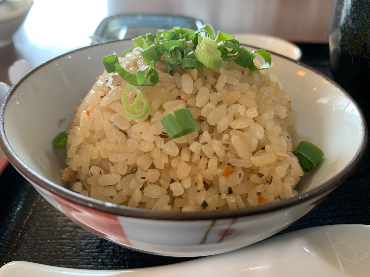 okinawasoba808's tweet photo. 『潮騒そば』以来、自分の中で中味そばブームが来ています😋
豚のホルモンを使った中味汁は沖縄の伝統料理で、沖縄そばとの相性も抜群。
『#ちょーでーぐぁ』のあっさり鰹出汁が効いたスープに中味の旨みが合わさって、最高に癒される一杯でした。
自家製生麺の細麺チョイスも正解🙆‍♂️（もずく無料） https://t.co/sZ2alL99Vz