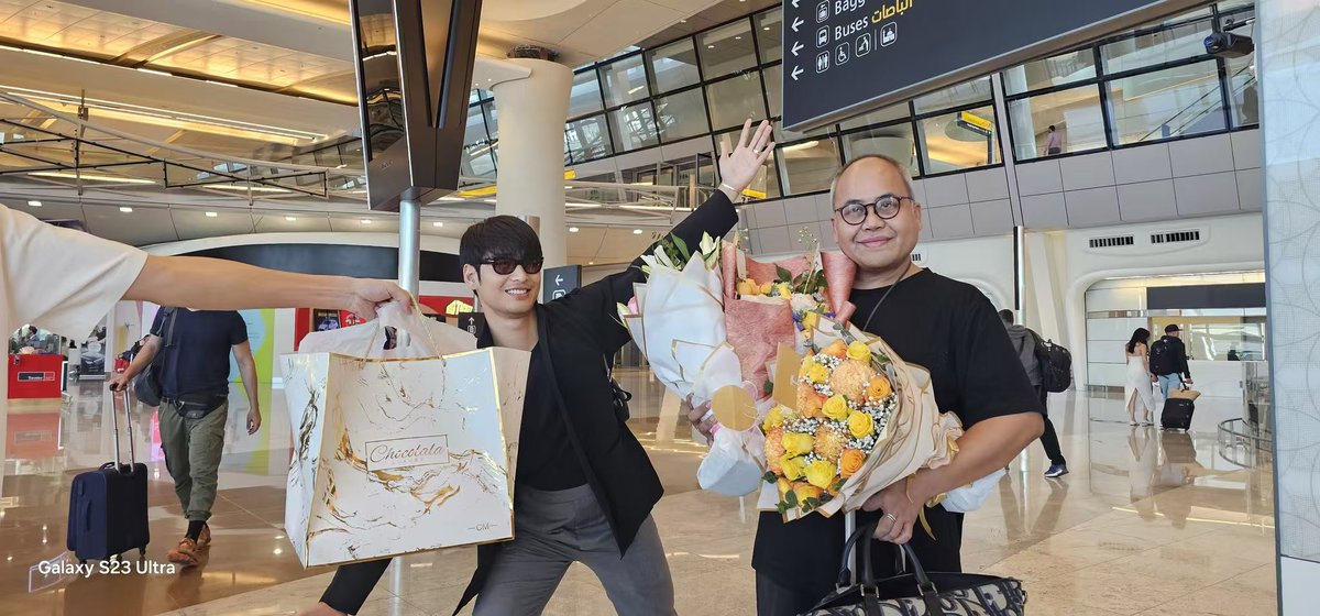 Apolaris_CN's tweet photo. 🎉All For Apo Nattawin - Piaget in Abu Dhabi Support🎉
💐 Welcoming Flower💐
✨As you glow under the morning light,
✨We stand here, roses in hand, eagerly anticipating🌸
✨Longing for every precious moment of encounter
✨To witness your charming💫
✨To alleviate any fatigue from your journey
✨And to assure you that our support and love have always been with you💛
✨Wishing apo a fantastic and joyful trip to Abu Dhabi,
✨May your presence light up the stage with incredible energy.
*Thanks to @cuteapo0112 for help in making this possible😊
@Nnattawin1 💕💕
#ApoFlytoAbuDhabi
#ApoNattawin #apocolleagues
#Piaget #Piaget150