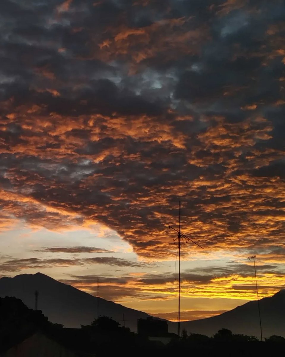 merapi_uncover's tweet image. foto] Begitu elok ciptaanmu, tuhan✨
.
.
.
#astrophile 
#sky
#langit 
#skyview
#merapi
#merbabu 
#andong 
#telomoyo
(astrophilee259)