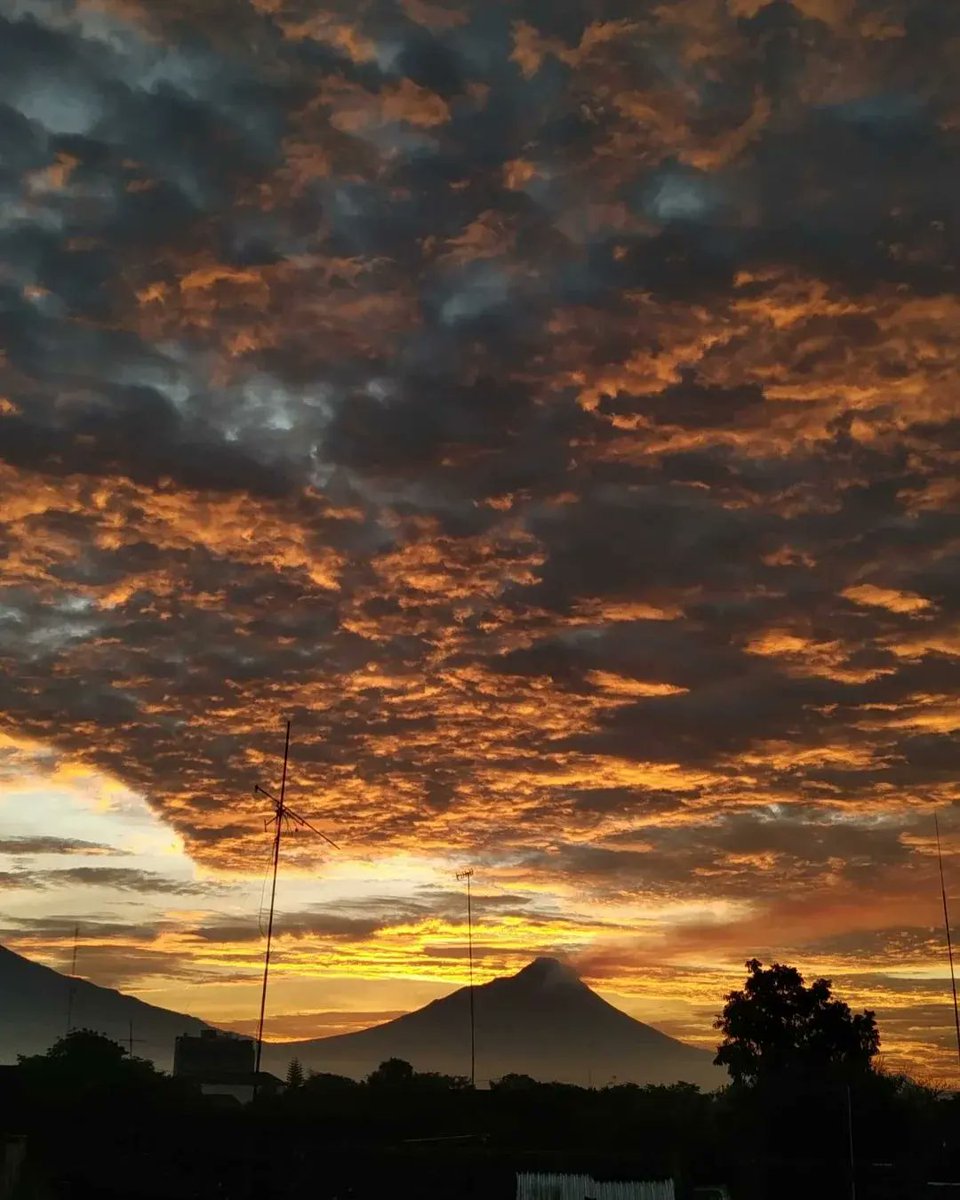 merapi_uncover's tweet image. foto] Begitu elok ciptaanmu, tuhan✨
.
.
.
#astrophile 
#sky
#langit 
#skyview
#merapi
#merbabu 
#andong 
#telomoyo
(astrophilee259)