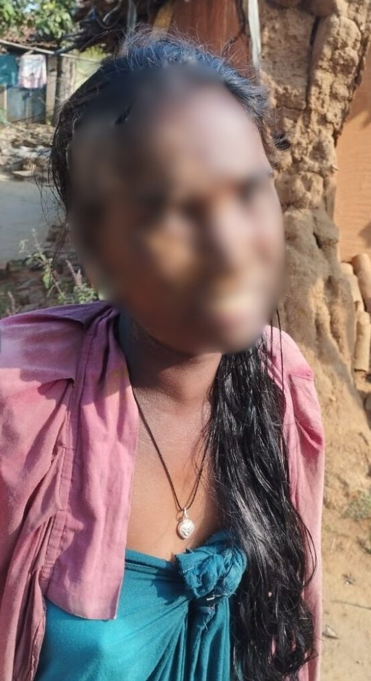 BroominsKaBaap's tweet photo. An Upper Caste person publicly r@ped her and forced her to eat feces.
She belongs to a Tribal community and is an orphan.

📍 This incident is from Balangir, Odisha.