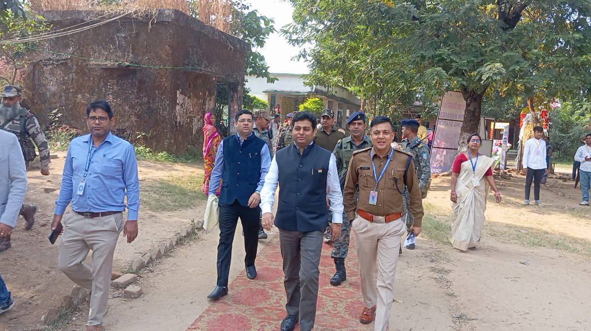 DC_Ramgarh's tweet photo. रामगढ़ विधानसभा निर्वाचन क्षेत्र अंतर्गत सभी मतदान केंद्रों में शांतिपूर्ण मतदान हो रही है। 
अब तक जो भी मतदाता मतदान नहीं किए हैं घरों से निकले अपने नजदीकी मतदान केंद्रों में जाएं और जरूर से जरूर मतदान करें। 
मतदान समय प्रातः 7 बजे से संध्या 5:00 बजे तक।
@ceojharkhand
@ECISVEEP https://t.co/NgPnF9Fqb6
