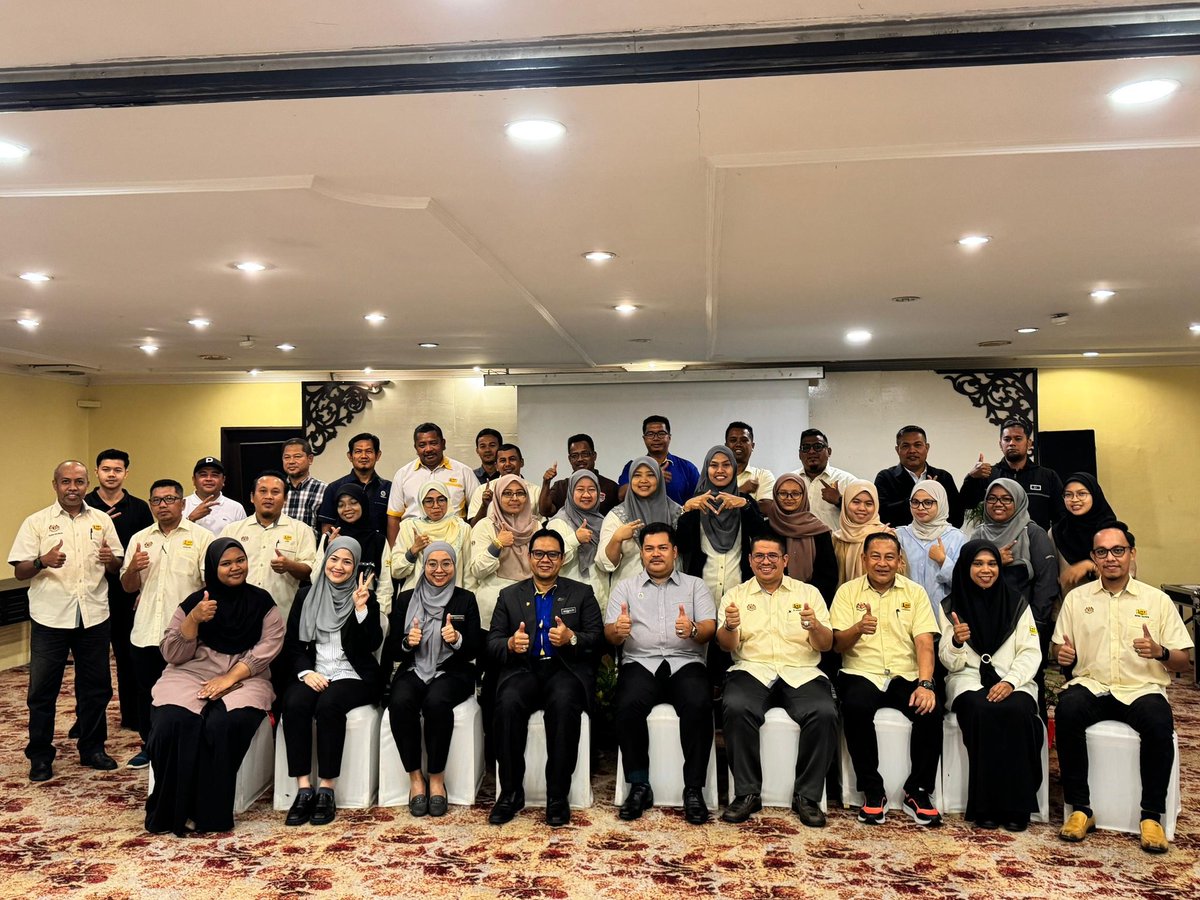 MohdAzlan05's tweet photo. 18-201124
Mengendalikan Bengkel Pengurusan Risiko Projek Jalan untuk JKR Daerah Dungun Terengganu yang telah diadakan di Holiday Villa Cherating, Pahang... https://t.co/DnwlD8VBWx