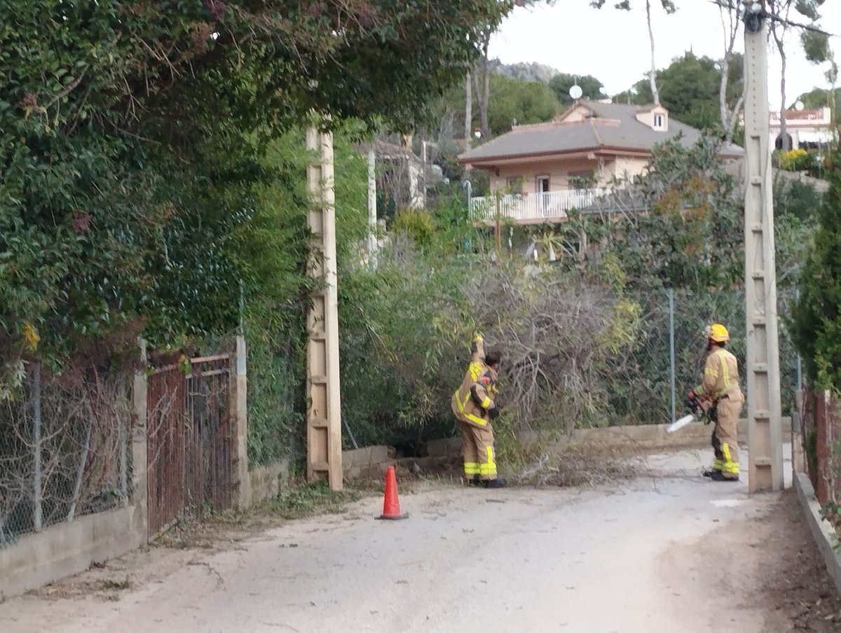 ajcubelles's tweet photo. El fort vent està provocant diverses incidències a #Cubelles.

Policia Local, Bombers i els serveis municipals treballen des de primera hora per resoldre les incidències i en tasques de prevenció.

❗ Extremeu les precaucions a l'aire lliure i a la carretera. https://t.co/Ty3DTFXv6r