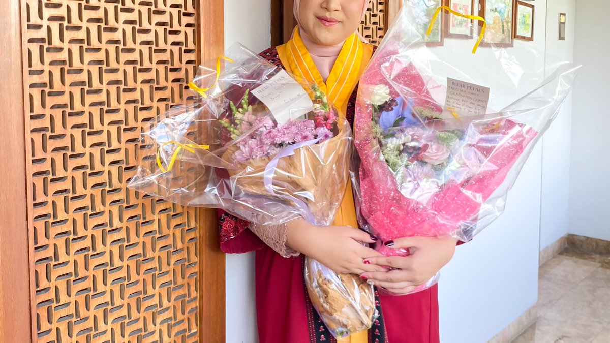 crvngjaee's tweet photo. Officially signed out! 🎓🌟

— beautiful flowers from @jenooingg @jjaepurin @augustmarkie @markradiofm @chevaltomyblanc @caracalrem @beamishjae @friedchiccentae @eternjie 🥹💗💐✨ https://t.co/rtqwo1ePm5