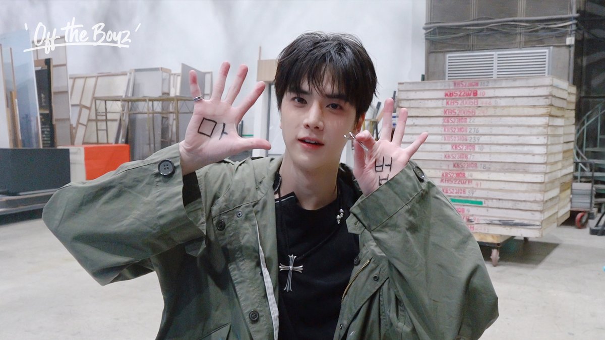 officl_theboyz's tweet photo. [🎥] [OFF THE BOYZ] ‘TRIGGER (導火線)’ 음악방송 2주차 비하인드

🕯 https://t.co/tJAZna4Qqn

#THEBOYZ #더보이즈
#導火線 #도화선 #TRIGGER https://t.co/TsczBT6NO5