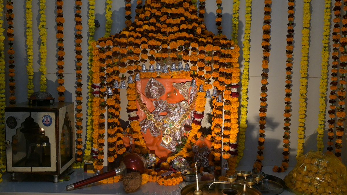RajendraPareek_'s tweet photo. कल सीकर में श्रीमद जगद्गुरु परम पूज्य स्वामी श्री राजेंद्रदास देवाचार्य जी महाराज अग्रपीठाधीश्वर व मलूकपीठाधीश्वर (रेवासा-वृंदावन धाम) के पावन सानिध्य में माधव सागर तालाब स्थित लगभग 95 साल पुराने "श्री बोलता बालाजी धाम" मंदिर के भव्य लोकार्पण कार्यक्रम में भाग लेने का सौभाग्य प्राप्त हुआ। 

किवदंती के अनुसार तालाब से कुछ आवाज़ आने पर तालाब की खुदाई करवाई गई, खुदाई में श्री बालाजी की मूर्ति निकली, इसलिए इस प्राचीन मंदिर को "श्री बोलता बालाजी धाम" का नाम दिया गया। 

उल्लेखनीय हैं कि उक्त प्राचीन मंदिर का नव-निर्माण कार्य नगर परिषद सीकर के द्वारा करवाया गया हैं।

मुझे आप सभी को बताते हुए खुशी है की सीकर की इस अनवरत विकास यात्रा में कल ही अम्बेडकर भवन (शास्त्री नगर), श्री माधव सागर तालाब एवं मारू पार्क, मेला ग्राउंड विकास कार्य (नेहरू पार्क), 5 MLD STP का निर्माण कार्य (हाउसिंग बोर्ड) का लोकार्पण एवं अम्बेडकर द्वार (सांवली रोड़) का शिलान्यास भी किया गया। 

साथ ही बसंत लाटा जी के निर्देशन में स्काउट के बच्चों ने कड़ी मेहनत के साथ पूरे बड़ा तालाब में दीप प्रज्वलित कर भव्यता प्रदान करी इसके लिए बसंत लाटा जी एवं उनकी टीम बधाई की पात्र हैं।

कार्यक्रम में श्री श्री दिनेश गिरी जी महाराज, श्री श्री चंद्रमादास जी महाराज, संत श्री सतपालदास जी महाराज, महंत श्री सुनील तिवाड़ी जी की पावन उपस्थिति के साथ राजस्थान सरकार में मंत्री श्री झाबरसिंह खर्रा जी,  राज्यसभा सांसद श्री घनश्याम तिवाड़ी जी, सीकर सांसद का. अमराराम जी, सभापति श्री जीवण खां जी, उपसभापति श्री अशोक चौधरी जी, सीकर ब्लॉक कॉंग्रेस अध्यक्ष श्री राजेश सैनी जी, पार्षदगण व सीकर के गणमान्य जन भी उपस्थित थे।

मेरी प्रार्थना है कि श्री बालाजी महाराज हम सब पर अपनी कृपा दृष्टि बनाए रखें एवं सीकर की ये विकास यात्रा अनवरत जारी रहे।