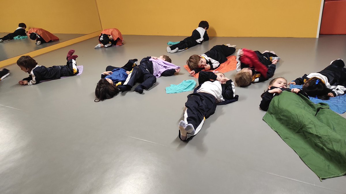¡Nos divertimos en la sala de psicomotricidad! Jugamos a Enanitos y gigantes, practicamos el equilibrio y terminamos relajándonos con los pañuelos de colores. 🌈 ¡Qué día tan especial!