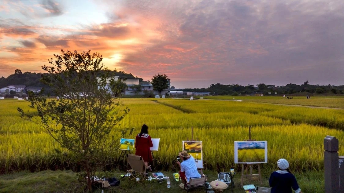 amazingnanning's tweet image. The charm of Dingsi Mountain in Nanning is at its peak, with visitors capturing the scene with their sketchbooks, enjoying scenes and cycling through the landscape—it's as if one has stepped into the whimsical world of a Studio Ghibli animation. #Nanning  #ScenicBeauty