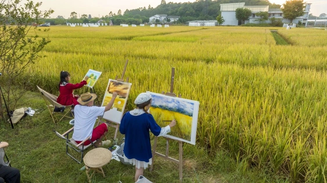 amazingnanning's tweet image. The charm of Dingsi Mountain in Nanning is at its peak, with visitors capturing the scene with their sketchbooks, enjoying scenes and cycling through the landscape—it's as if one has stepped into the whimsical world of a Studio Ghibli animation. #Nanning  #ScenicBeauty