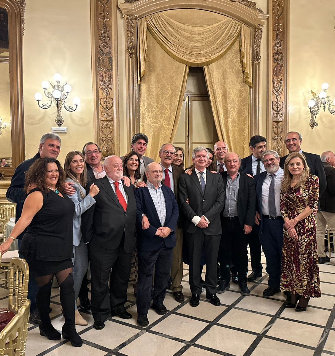 Ayer fue un día especial para los amigos/compañeros del Dr. Salvatierra que asistimos al Homenaje en el día de su jubilación.  magnífico profesional en <a href="/HUReinaSofia/">Hospital Universitario Reina Sofía</a> , Director del Programa Tx Pulmonar Andaluz, Presidente Comité Ética Andaluz, Hijo Predilecto Andalucía…Gracias‼️