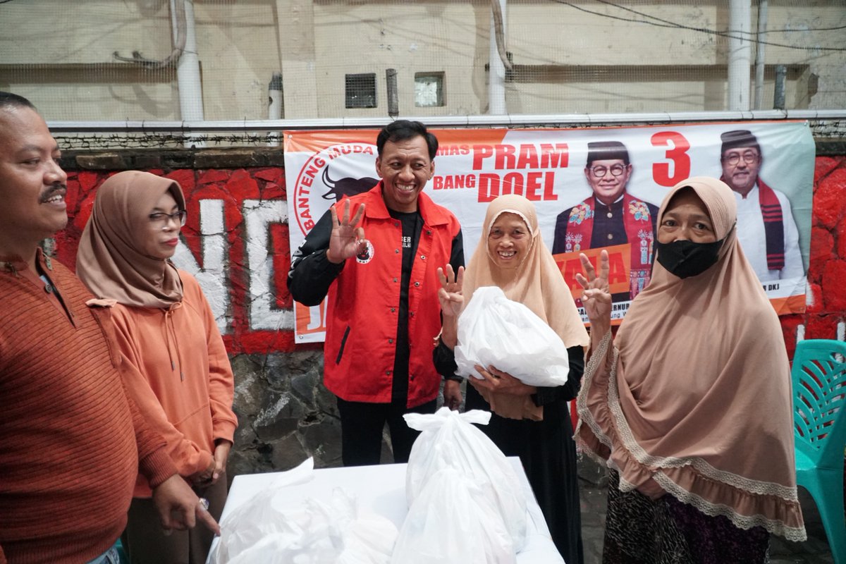 DPPBMI's tweet photo. Dalam semangat perjuangan dan pengabdian, Banteng Muda Indonesia (BMI) menggelar aksi kanvasing sekaligus program tebus murah di jl. Wedana Kel. Balimester, Kec. Jatinegara, Kp. Melayu.

Kegiatan ini merupakan bentuk dukungan konkret BMI untuk pasangan Pramono Anung dan Rano Karno (Mas Pram-Bang Doel), calon Gubernur dan Wakil Gubernur DKI Jakarta nomor urut 3 pada Pilgub DKI Jakarta 2024.

Selain itu, kader-kader BMI aktif melakukan kanvasing dengan menyapa warga, mendengar aspirasi mereka, dan memperkenalkan visi-misi Mas Pram-Bang Doel. Pasangan ini dinilai mampu menghadirkan perubahan besar di Jakarta, mulai dari penanganan banjir, perbaikan transportasi publik, hingga peningkatan kesejahteraan warga.

#PDIPerjuangan
#BantengMudaIndonesia
#GenerasiGotongRoyong
#MudaBerjuang
#SolidBergerak
#Pilkada2024