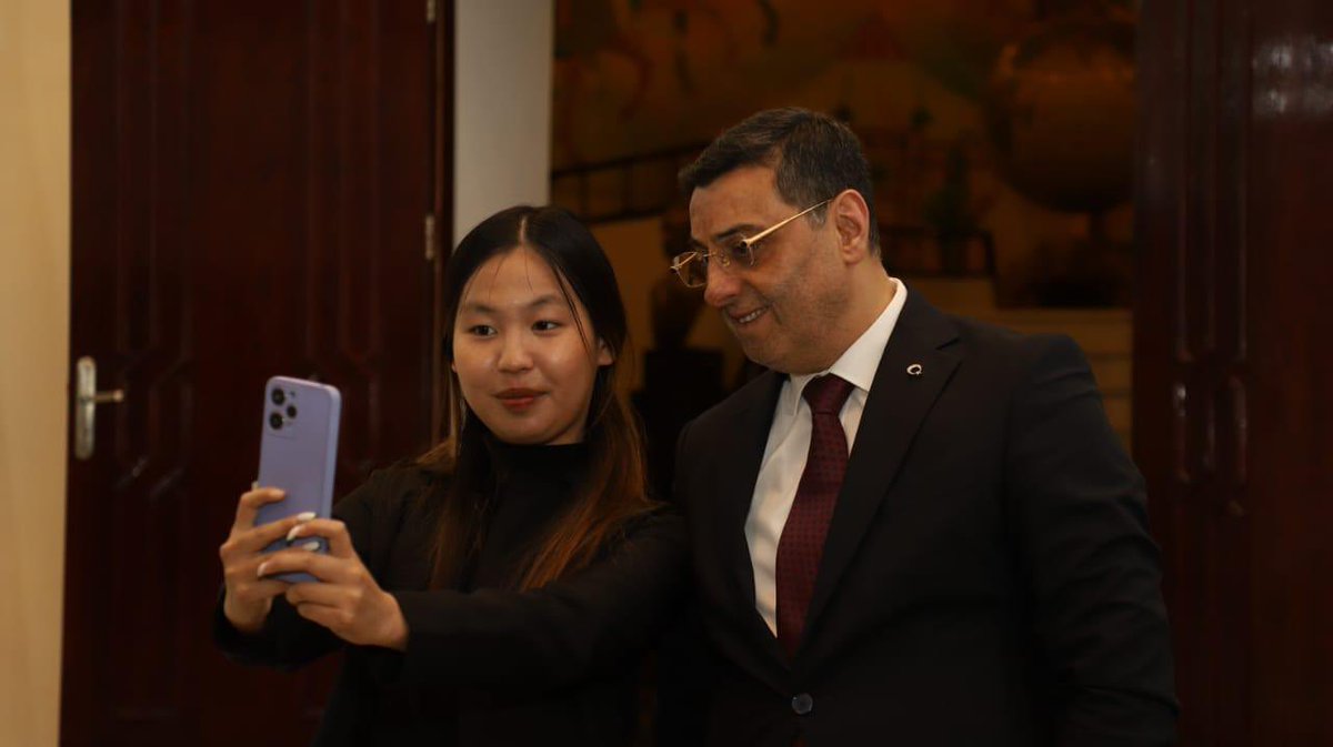 AvSerkanBayram's tweet photo. 📍Türkistan/Kazakistan

Hoca Ahmet Yesevi Uluslarası Türk-Kazak Üniversitemizde gençlerle buluştuk. 

Üniversitede gerçekleştirdiğimiz  keyifli bir söyleyişinin ardından Buğday Tanesi filmimizi hep birlikte izledik. Gençlerin samimi ilgisi ve değerli katkıları bizi çok mutlu etti. 

Bu anlamlı etkinlikte bizlerle olan herkese teşekkür ediyorum. 🌾🙏 #BuğdayTanesi