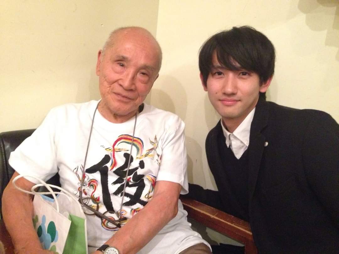 ryosuke_pierre's tweet image. 数年前に″晴れ豆″の楽屋で撮ったこの写真は宝物のようにしていました。

谷川俊太郎さんの「二十億光年の孤独」やPeanutsのスヌーピーの世界の翻訳のたくさんの言葉に影響を受けてきました。
「音楽やってるんだね」と初対面の僕に声をかけて頂きました。
忘れられない時間をありがとうございました。