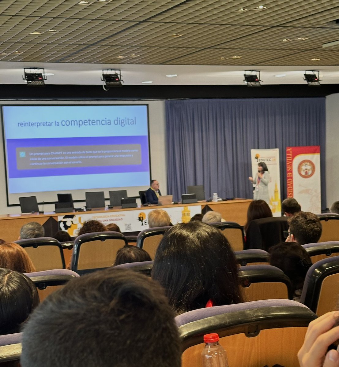En <a href="/edutec24/">EDUTEC 2024 Sevilla</a> con <a href="/laiaalguacil3/">Laia Alguacil Mir</a> disfrutando de la conferencia de <a href="/pazprendes/">Paz Prendes</a> "La IA nos empuja a reinterpretar la competencia digital, pero sin cambiar sus modelos". 
Gran conferencia inaugural para dar el pistoletazo de salida
<a href="/GrupoEDO/">CRiEDO - UAB</a> <a href="/unisevilla/">Universidad de Sevilla</a>
