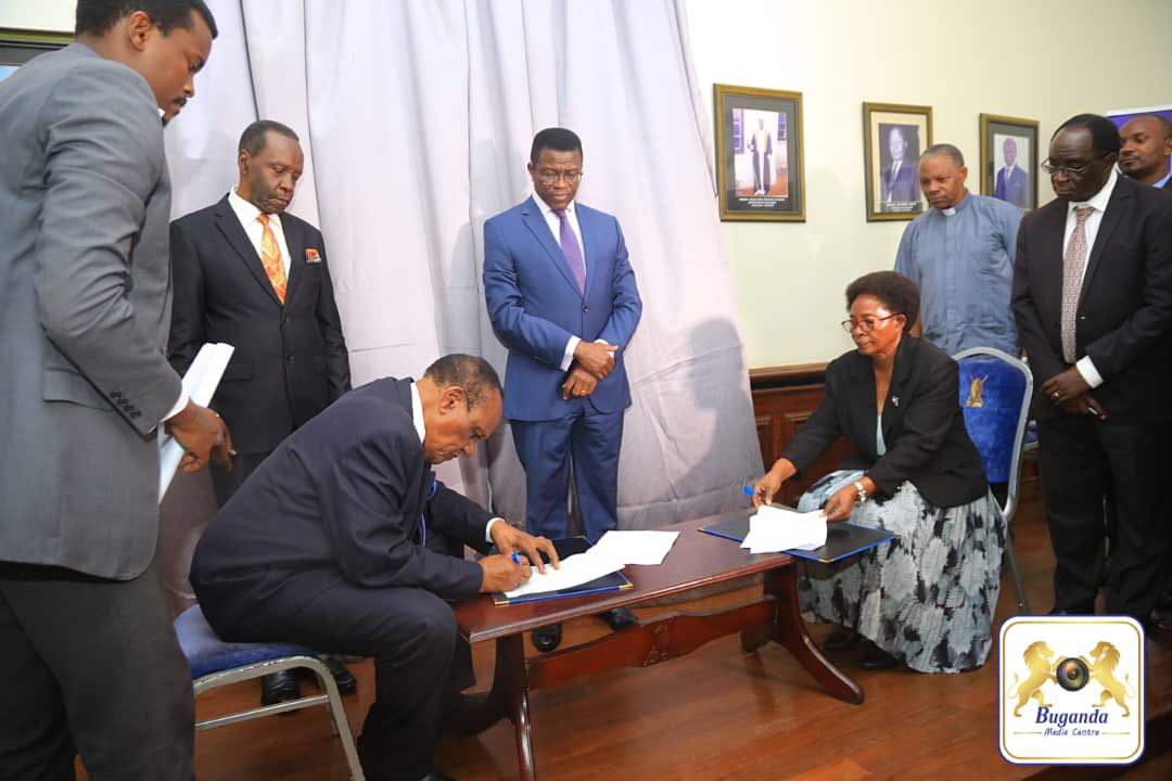 cpmayiga's tweet photo. Ssaabasajja Kabaka ayagala abantu be nga balamu ddala, era tubakubiriza entakera okwekebeza endwadde ez'enjawulo okumanya bw'oyimiridde, n'okukozesa abakugu mu byobulamu muleme kuteebereza ndwadde.

Nneebaza aba 'Ernest Cook University (@EcureiUG )bettusse nabo omukago ng'Obwakabaka nga beeyamye okutuusa obujjanjabi obw'obwerere ku bantu ba Nnyinimu.
