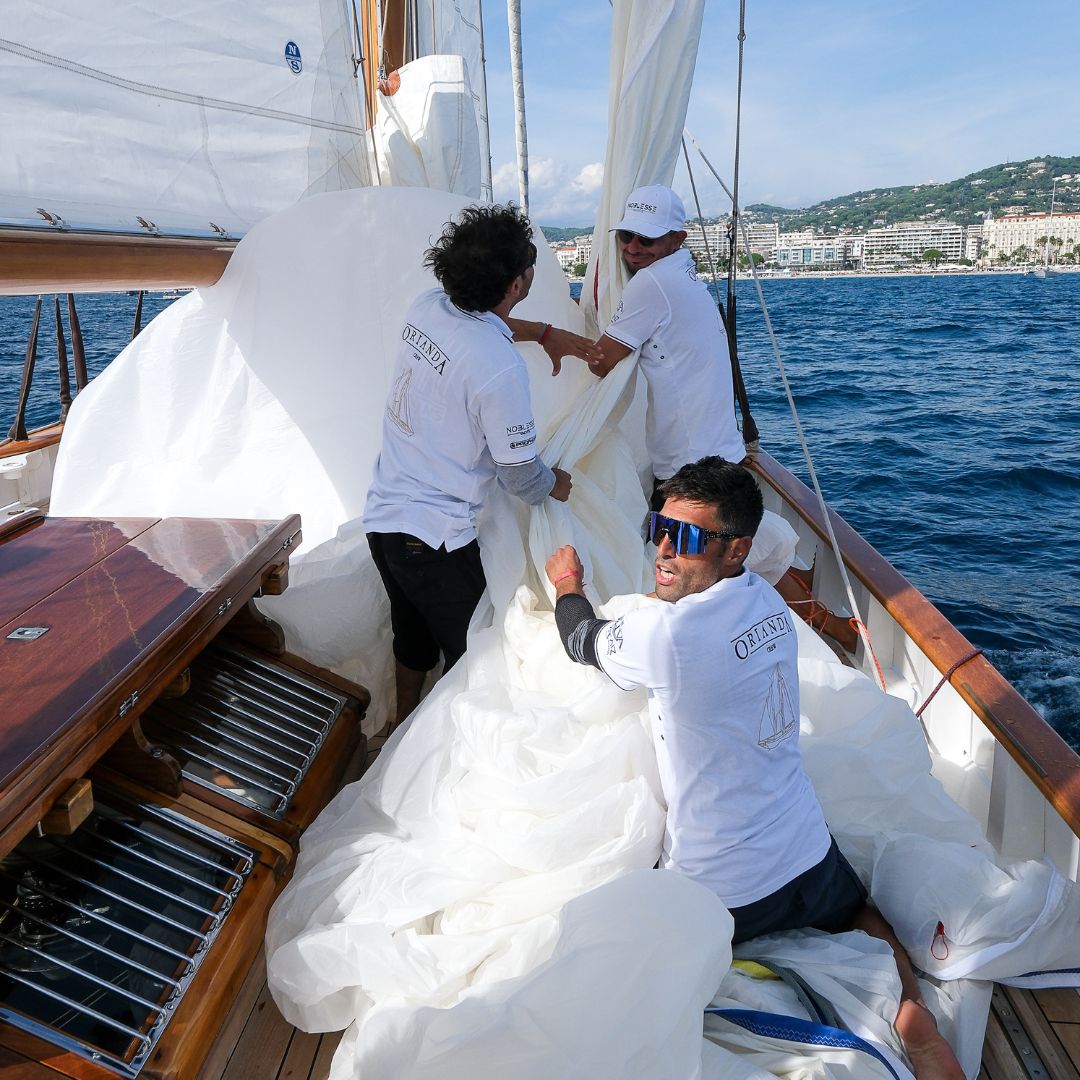Sailing: teamwork + a lot of "hold on!" moments. 😅⛵️ 

#sailing #teamwork #regatta #classicboats #classicregatta #woodenyacht