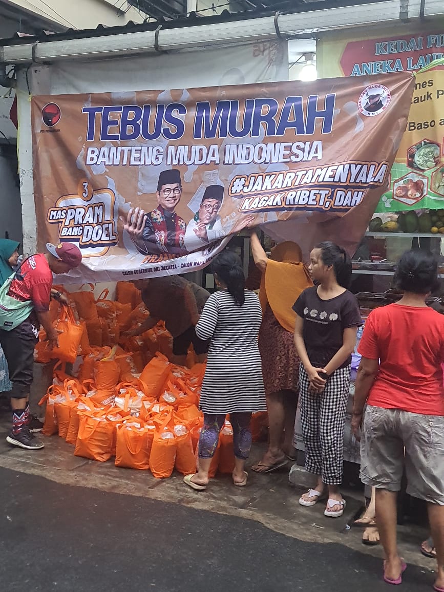 DPPBMI's tweet photo. Dalam semangat perjuangan dan pengabdian, Banteng Muda Indonesia (BMI) menggelar aksi kanvasing sekaligus program tebus murah di 10 titik wilayah DKI Jakarta sebagai bentuk dukungan penuh untuk pasangan Pramono Anung dan Rano Karno (Mas Pram-Bang Doel) di Pilgub DKI Jakarta 2024.

kegiatan ini adalah bentuk nyata dari kehadiran BMI di tengah masyarakat. Program tebus murah yang menyediakan kebutuhan pokok dengan harga terjangkau disambut antusias oleh warga Jakarta. 

Inisiatif ini tidak hanya meringankan beban masyarakat di tengah kenaikan harga bahan pokok, tetapi juga memperkuat hubungan antara BMI dan warga yang mendukung pasangan nomor urut 3, Mas Pram-Bang Doel.

#PDIPerjuangan
#BantengMudaIndonesia
#GenerasiGotongRoyong
#MudaBerjuang
#SolidBergerak
#Pilkada2024