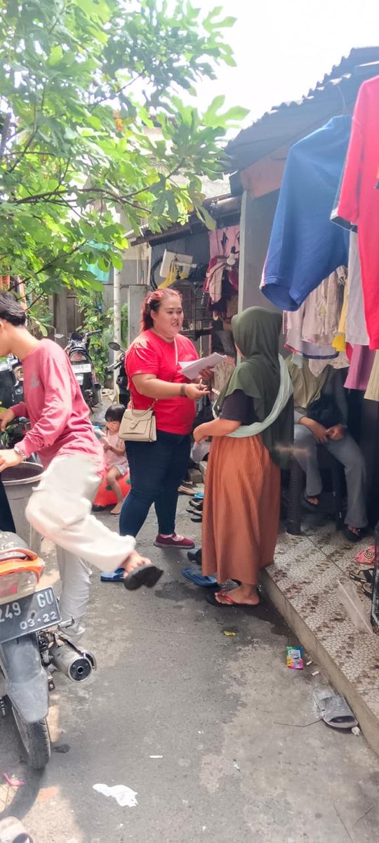 DPPBMI's tweet photo. Dalam semangat perjuangan dan pengabdian, Banteng Muda Indonesia (BMI) menggelar aksi kanvasing sekaligus program tebus murah di 10 titik wilayah DKI Jakarta sebagai bentuk dukungan penuh untuk pasangan Pramono Anung dan Rano Karno (Mas Pram-Bang Doel) di Pilgub DKI Jakarta 2024.

kegiatan ini adalah bentuk nyata dari kehadiran BMI di tengah masyarakat. Program tebus murah yang menyediakan kebutuhan pokok dengan harga terjangkau disambut antusias oleh warga Jakarta. 

Inisiatif ini tidak hanya meringankan beban masyarakat di tengah kenaikan harga bahan pokok, tetapi juga memperkuat hubungan antara BMI dan warga yang mendukung pasangan nomor urut 3, Mas Pram-Bang Doel.

#PDIPerjuangan
#BantengMudaIndonesia
#GenerasiGotongRoyong
#MudaBerjuang
#SolidBergerak
#Pilkada2024