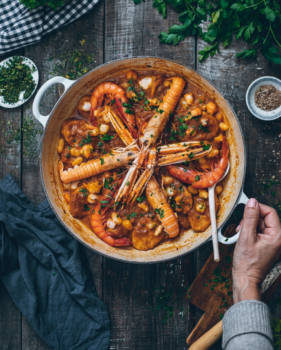 Si buscas el regalo perfecto para Navidad, mañana llega a librerías de la mano de <a href="/LoletabyLoleta/">Lola Bernabé</a> y <a href="/OberonLibros/">Oberon Libros</a> A la mesa con Loleta. Un libro cargado de recetas para celebraciones y con unas fotografías magníficas. No me digas que no te avise.