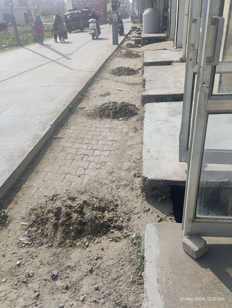 vssaini_s's tweet photo. @Er_Ashu4444 @cmohry @NayabSainiBJP @ulbharyana Same with me.complaint closed but garbage not picked up from main road https://t.co/YPhNuAYCUm