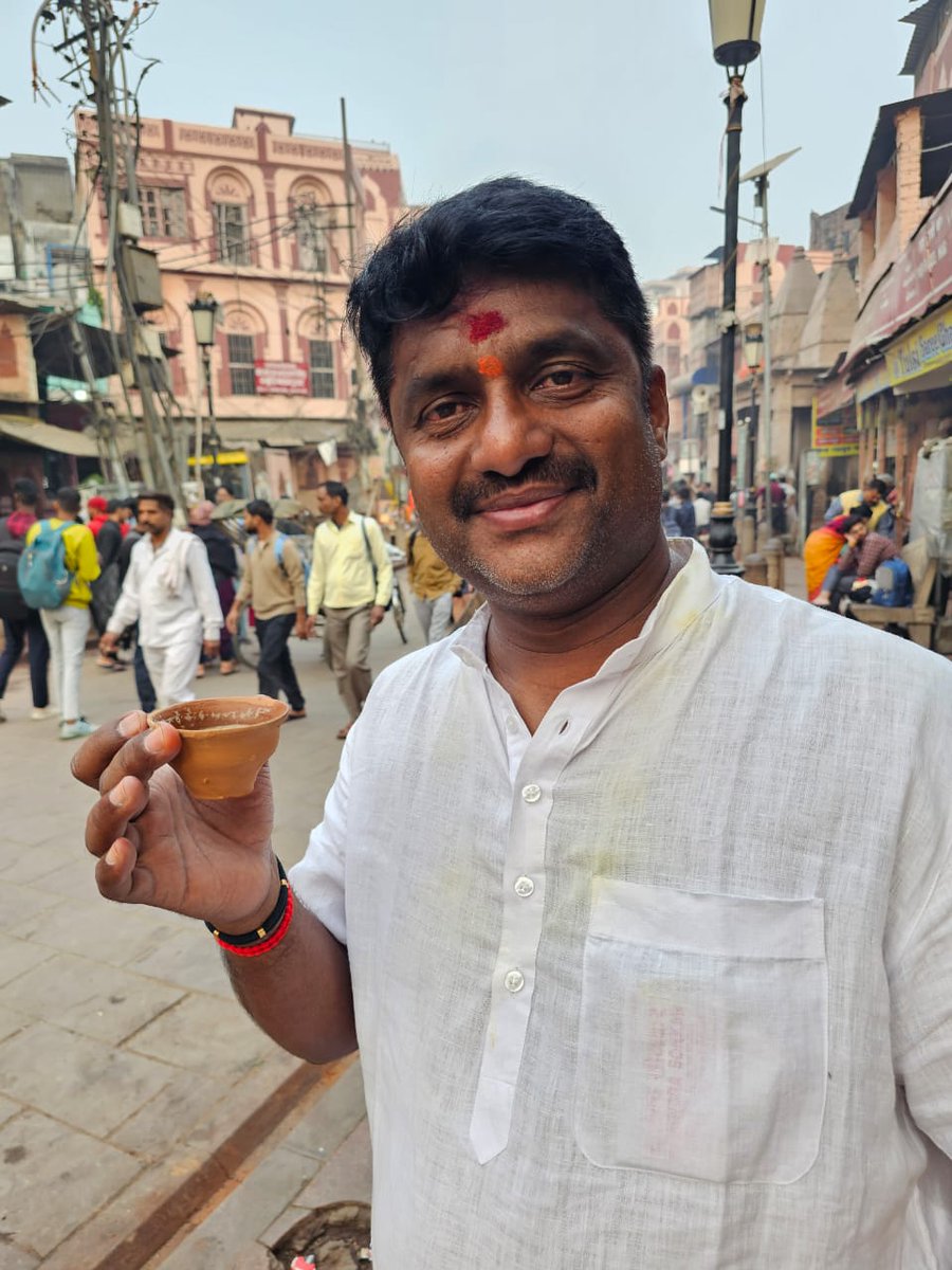 Ramakrishnaofc's tweet image. ఓం నమః శివాయ 🚩
కాశీ యొక్క అద్భుతమైన చాయిలోని నిజమైన, ప్రకృతి రుచి అనుభవిస్తున్నాను...😇🙏🏻

Om Namah Shivaya 🚩
Savoring the authentic, natural flavor of Kashi's exquisite tea...😇🙏🏻

#kashitemple #Nov20th #lordshivatemple #banarashinduuniversity #kashivishwanathtemple