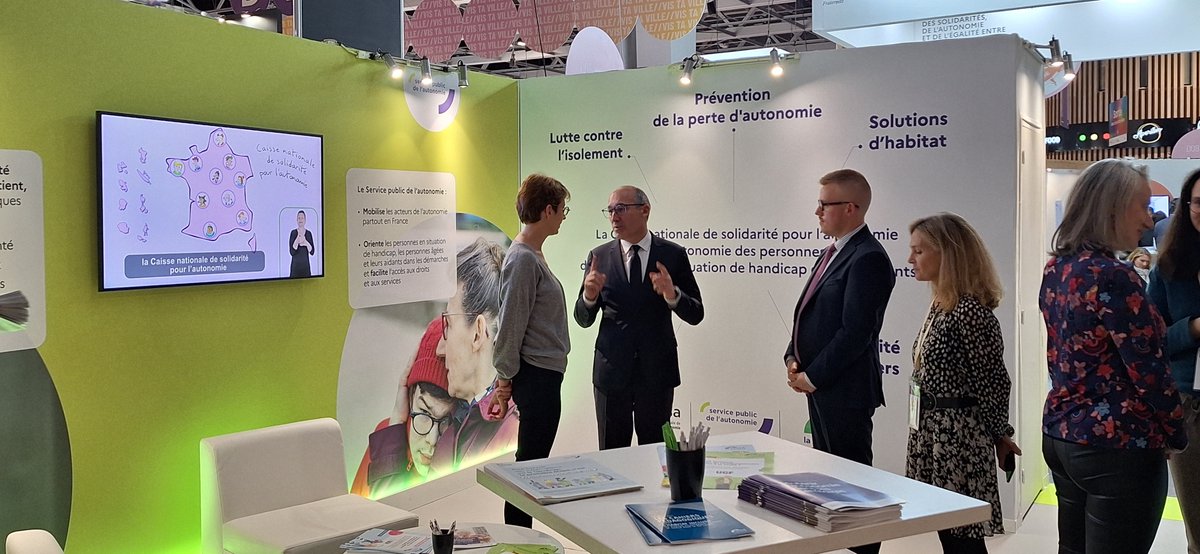 #SalonDesMaires |🤝Échanges du ministre des Solidarités, de l'Autonomie et de l'Égalité entre les femmes et les hommes Paul Christophe avec Aude Muscatelli directrice adjointe <a href="/CNSA_actu/">CNSA</a> sur les ambitions de la 5e branche et sur le Service public départemental de l'#autonomie
