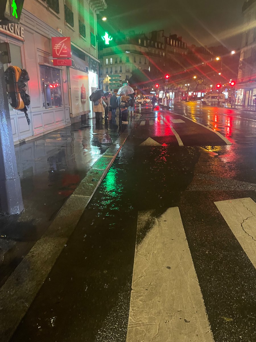 ParisienneRg's tweet photo. Bonjour @Parisjecoute @David_Belliard 

Nous sommes dans la période post-JO et le problème d’écoulement des eaux en bas de la rue Claude Bernard n’est toujours pas réglé (photo prise hier soir). Cela fait trois ans maintenant. Est-ce qu’une intervention est envisagée ? https://t.co/8npPZXnYj4