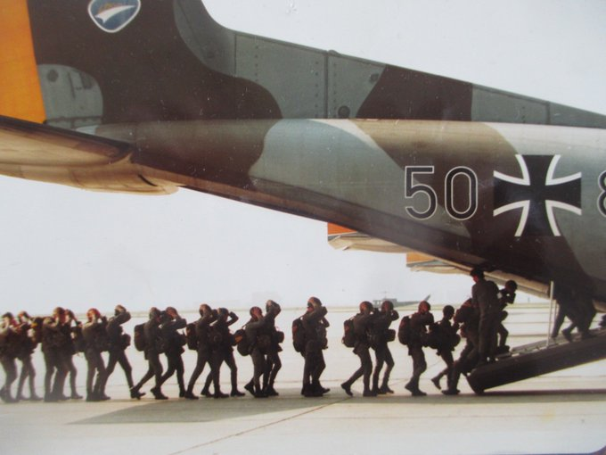 germanpianist's tweet image. 🎤🐴🦌🦒Wir grüßen alle links-grünen #BalkonBellizisten . Hier vom Rollfeld #Penzing Anfang die 80er. Hinein in die #Transall ✈️🪂.
Adressatenspezifisch an die 
links-grünen #WehrdienstVerweigerer 😸🤛!