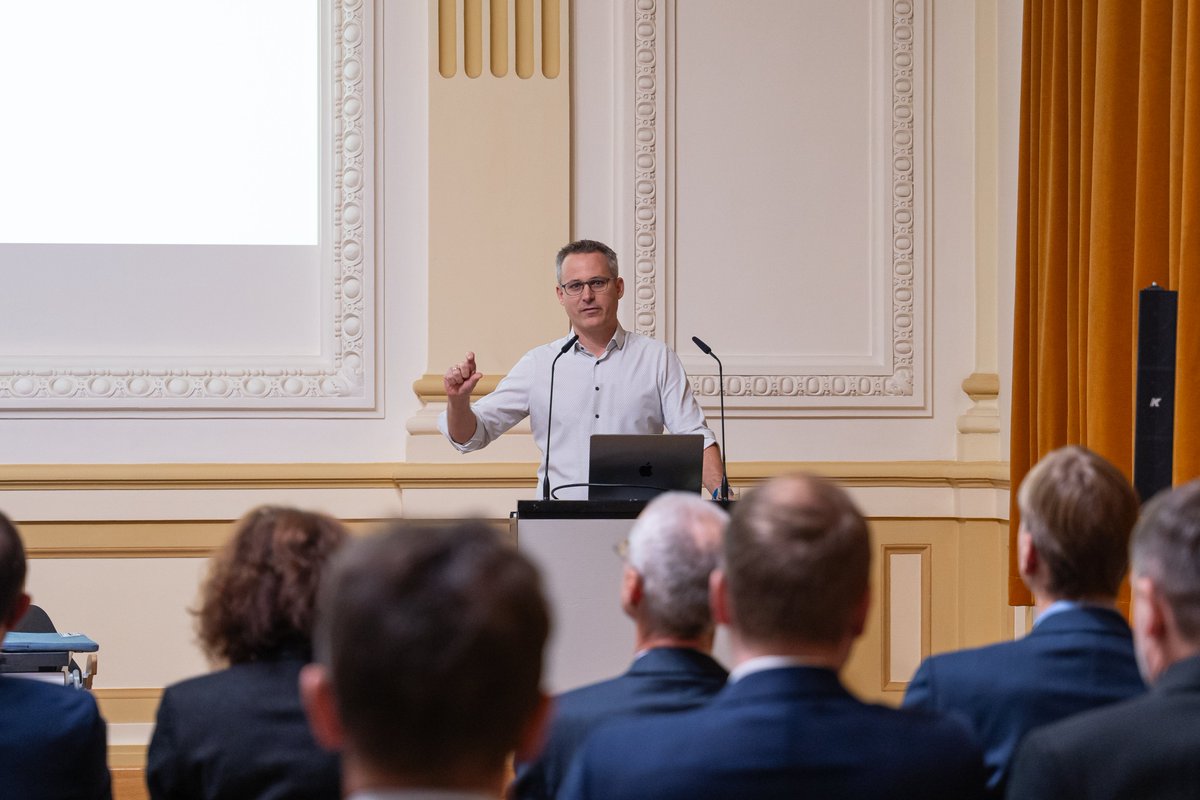 CSHVienna's tweet image. How can investigations keep pace with the rapidly evolving world of #cryptoassets? This was the central question as @bhaslhofer presented his work at a workshop hosted by the Czech National Bank on &quot;Increasing Efficiency in Cryptoasset Investigations.&quot;

&quot;The challenge is clear,&quot;…