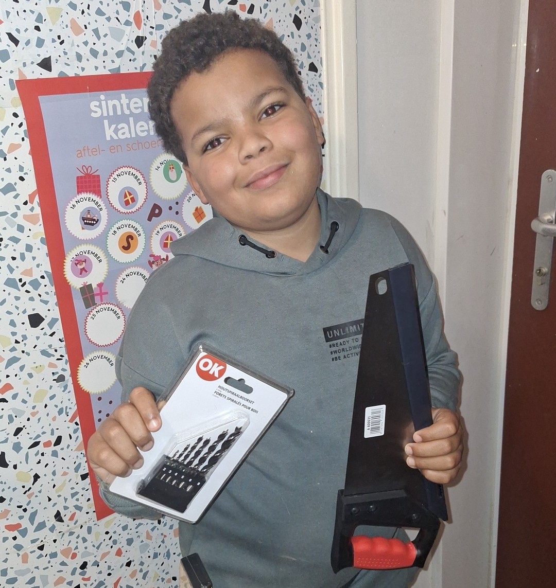 De 10-jarige jonge mantelzorger Noah is erg goed met zijn handen en vindt het leuk om dingen te bouwen. Wij hebben hem dan ook verrast met een mooi kadopakket vol met gereedschappen, zoals een boormachine, gereedschapsgordel, zaag en waterpas. We wensen Noah veel bouwplezier!