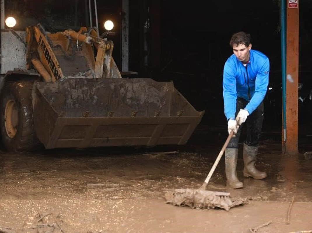 Rafa Nadal para mí se resume en estas dos imágenes.

En la primera, porque se aprecia el carácter que todo deportista de élite debe tener. No tirar la toalla nunca.

En la segunda, la más importante, porque si como deportista es un 10; como persona, un 11.