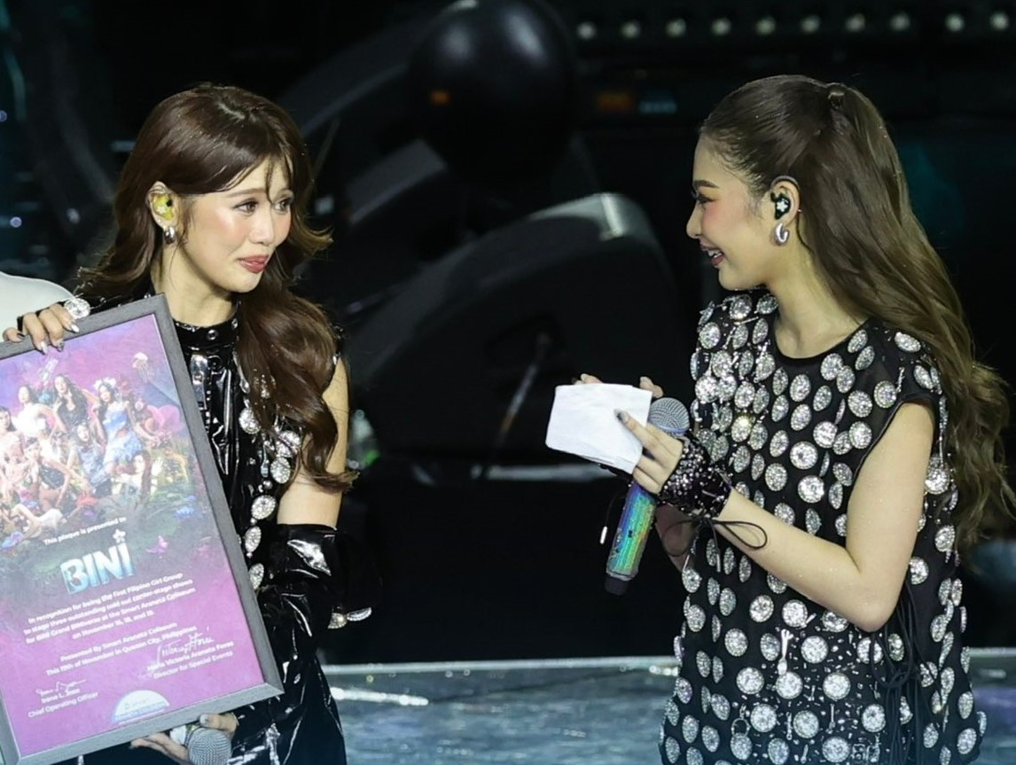 springrollys's tweet photo. macolet looking at each other with teary eyes while maloi holding the plaque 🥺 https://t.co/eZDvwTeQ3e