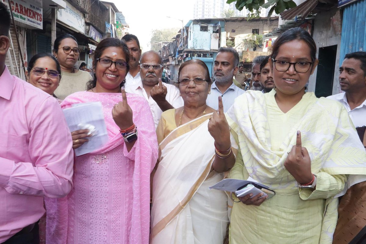INCMumbai's tweet photo. विधानसभा मतदारसंघ क्र. १७८ - धारावी येथे मुंबई काँग्रेस अध्यक्ष आणि खासदार प्रो. @VarshaEGaikwad आणि डॉ. @DrJyotiEGaikwad यांनी मतदान केले.
तुम्ही केलंत का? नसेल तर पटकन जा आणि मतदान करून या.
#VoteForChange
#VoteForMVA
#MVA
#VoteForCongress
#Dharavi https://t.co/jhIGT8Jhaz