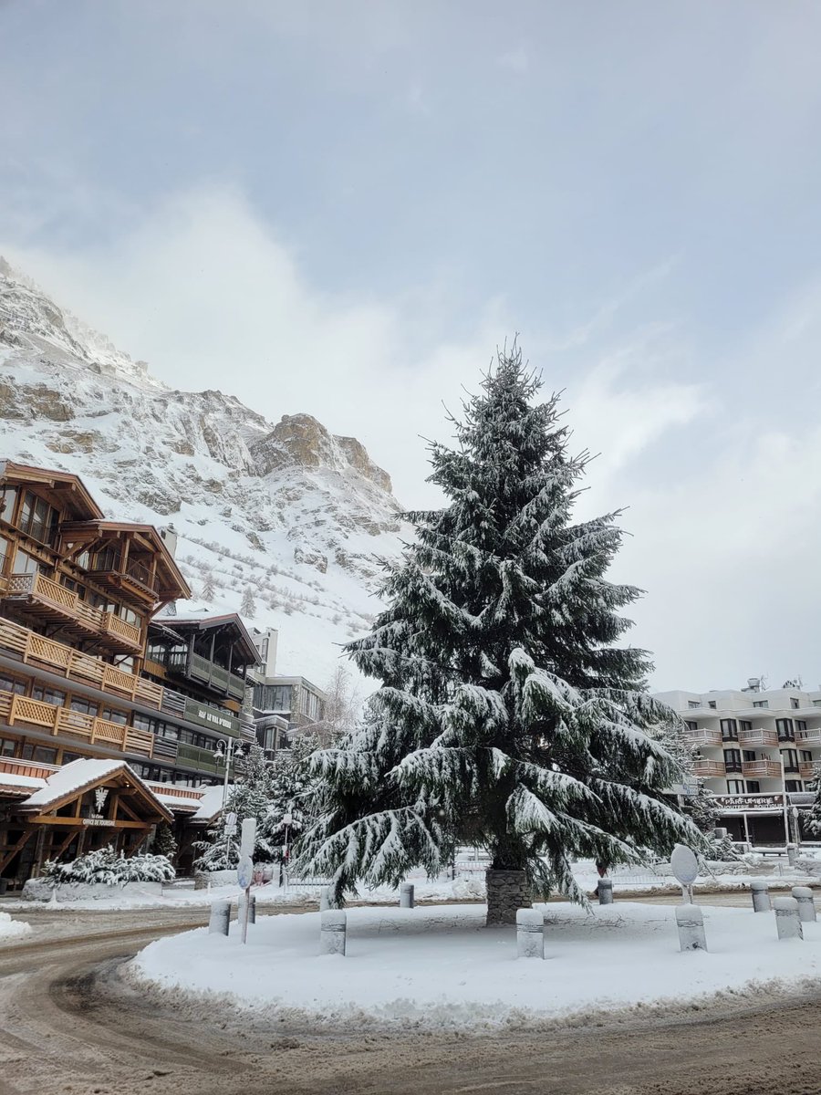 simplyvaldisere's tweet image. More snow has arrived #valdisere with yet more expected. Plus they are getting the famous resort #christmastree ready!  #snowsure #highaltitude #beautifuldestinations #contactustobook #fullybonded #frenchalps #skiholiday #booknow #chaletholiday #tignes