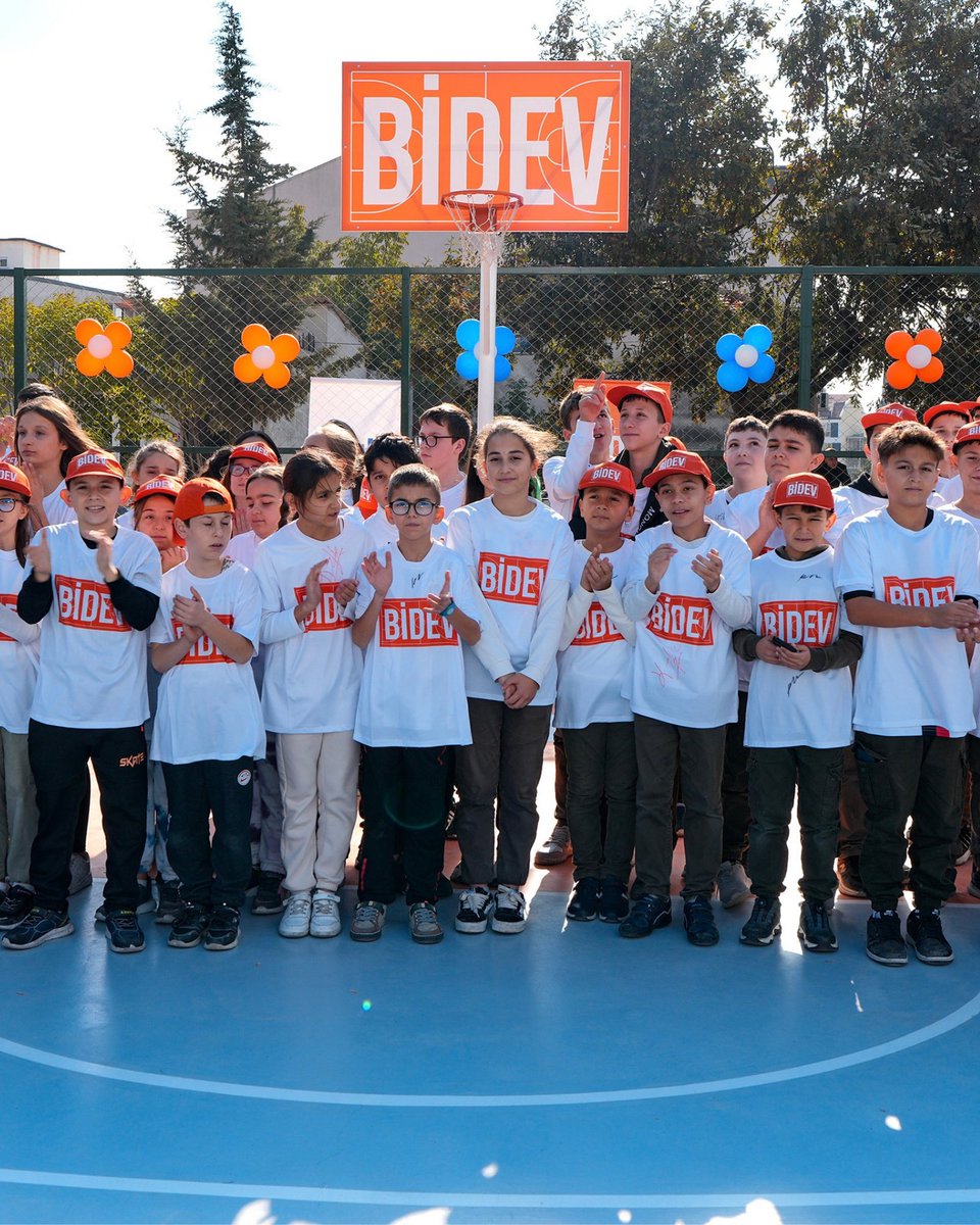 bidevorgtr's tweet photo. 20 Kasım Dünya Çocuk Hakları Günü, her çocuğun eşit fırsatlara ve haklara sahip olduğu bir dünya için atılacak adımların önemini herkese bir kez daha hatırlatıyor. BİDEV olarak, basketbolun gücüyle çocuklara umut vermeye ve onların potansiyellerini ortaya çıkarmaya gayret ediyoruz.

Çocukların haklarına saygı göstermek, sporla gelişimlerini desteklemek ve hem bugünün hem de yarının sporcularını hazırlamak için adımlar atmaya; hep birlikte, daha güçlü bir gelecek için çabalamaya devam edeceğiz.
