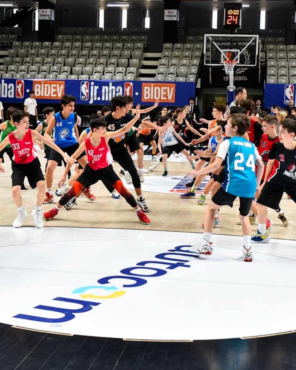 20 Kasım Dünya Çocuk Hakları Günü, her çocuğun eşit fırsatlara ve haklara sahip olduğu bir dünya için atılacak adımların önemini herkese bir kez daha hatırlatıyor. BİDEV olarak, basketbolun gücüyle çocuklara umut vermeye ve onların potansiyellerini ortaya çıkarmaya gayret