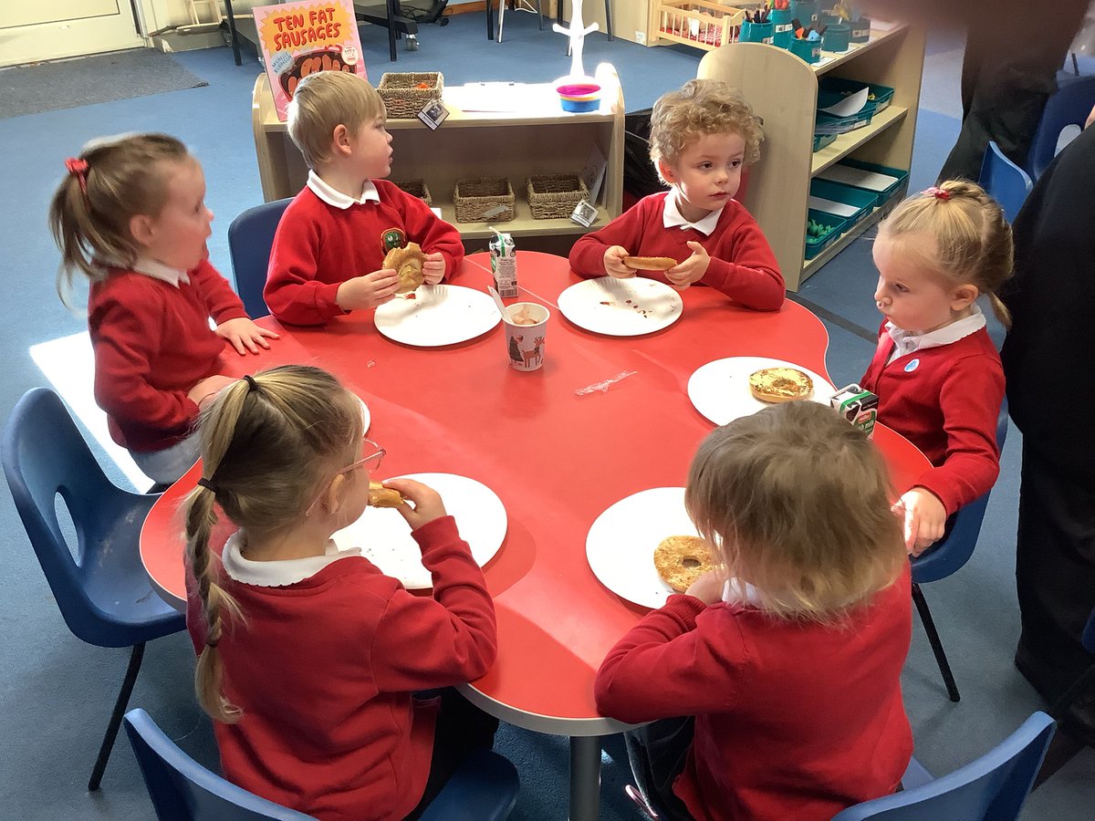 NurseryOPS's tweet image. Social snack! Nothing better than a warm snack and a chat to warm our bellies on a cold day. We carefully used our knives to spread our butter and jam, and enjoyed socialising with our friends. 🥯 

#playlearnandgrowtogether #socialsnack #eyfspsed
