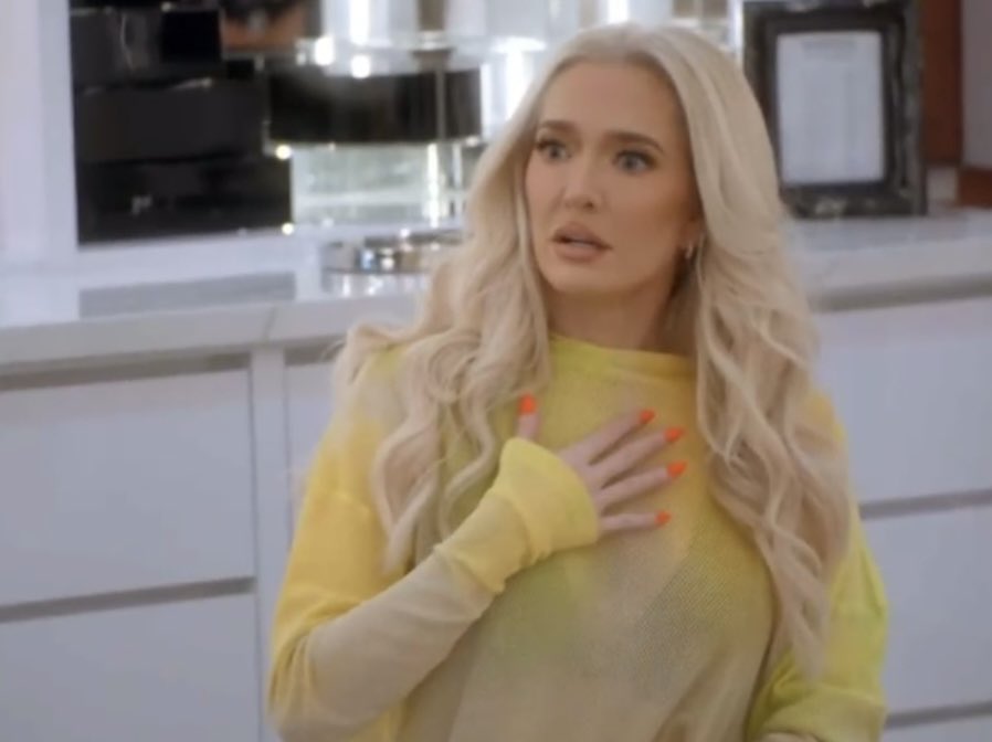 RankedReal's tweet photo. Dorit within one minute of arriving: Hi, I’m separating from PK, he’s an alcoholic and Kyle is manipulative af.
All of us:
#RHOBH https://t.co/CxOJhNCrDF