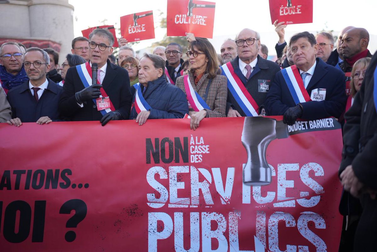 partisocialiste's tweet photo. 📣 Mobilisation de nombreux élu•es socialistes au @salondesmaires ce matin pour dire NON à la casse des services publics ! Le budget Barnier est destructeur.
▶️ Signez la petition : https://t.co/EDJx2TLpzg
#SauvonsLesServicesPublics #congresdesmaires #SalonDesMaires #budget2025 https://t.co/BJclZVlEnL
