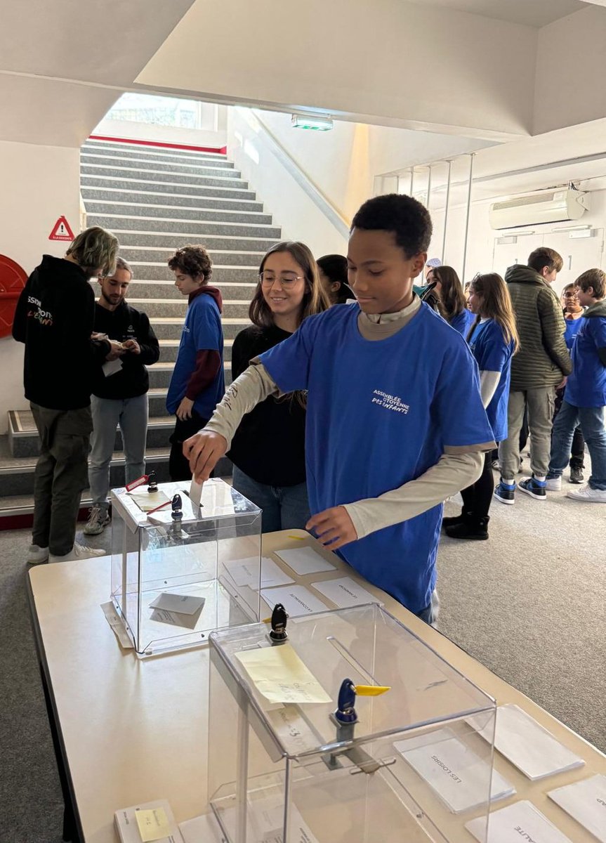 #journeeinternationaledesdroitsdelenfant
Très heureuse de lancer avec <a href="/AnouchToranian/">Anouch Toranian</a> la 2e promotion de l’Assemblée citoyenne des enfants de <a href="/Paris/">Paris</a>.
Un grand bravo au 108 collégien.nes engagé.e.s pour notre ville, qui ont choisi de travailler cette année sur les loisirs !