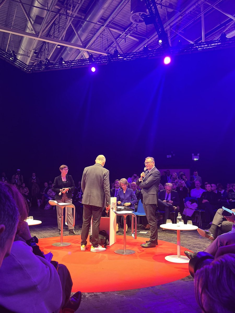 C’est parti pour la table ronde sur le thème de l’éducation pendant le 106e Congrès des Maires de France. 

« Préserver l’école, faire réussir les enfants » avec <a href="/AGenetet/">Anne Genetet</a>, Ministre de l’Education Nationale et <a href="/delphinelabails/">Delphine LABAILS</a>, Maire de Perigueux.