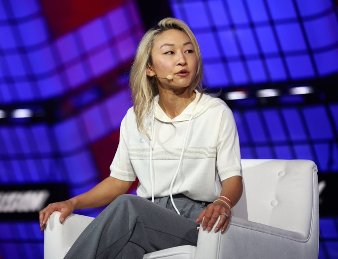 MentalidadFeroz's tweet photo. Apuesto los ahorros de mi vida a que Sarah Guo será multimillonaria en 2030.

No porque respaldara OpenAI antes que ChatGPT o se convirtiera en la socia más joven de Greylock a los 25 años.

Sino porque está construyendo la IA que multiplicará por 10 los salarios (y eliminará puestos de trabajo):🧵