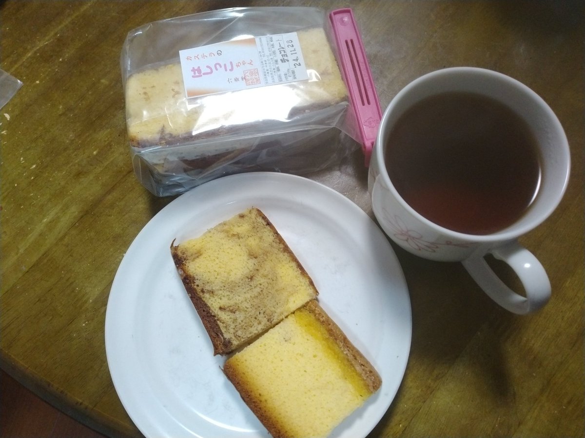 FCNnyF75GATOm4Y's tweet photo. 主人とお散歩
#COCOCOFFEE さんでひと休み
こんなにおしゃれなコーヒースタンドあったんだ✨ほっこり美味しかった😋
#六斎堂 さんで切れ端と米粉のカステラ購入✨
帰宅後カステラの切れ端でティータイム😋
お散歩しなければどちらも知らなかったよ
お散歩って楽しいね🥰 https://t.co/6cVakrX2U3