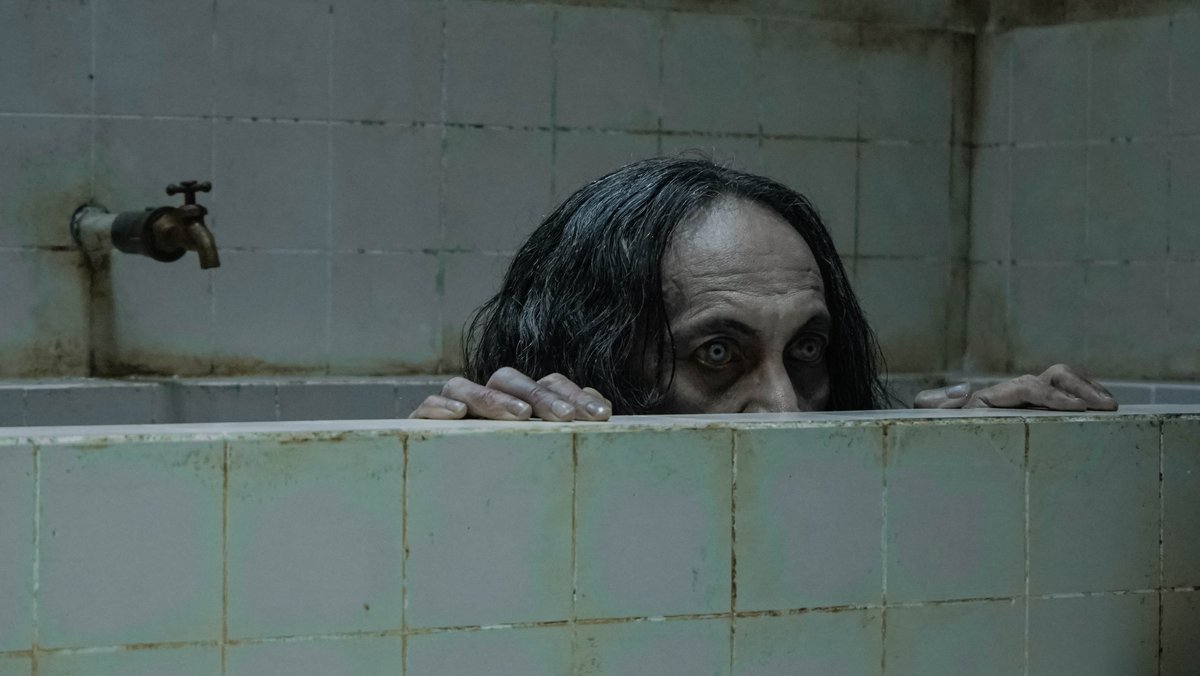 SimpleM81378523's tweet photo. Akhirnya bisa membagikan sedikit cuplikan yang ada di film SOROP, serius, cara @upirocks bermain dalam film ini membuat saya tidak sabar menunjukkannya ke teman-teman.

Tungguin ya. Pakde akan datang mengetuk pintu. SINOM!! SINOM!! https://t.co/M1hMzzVhRH