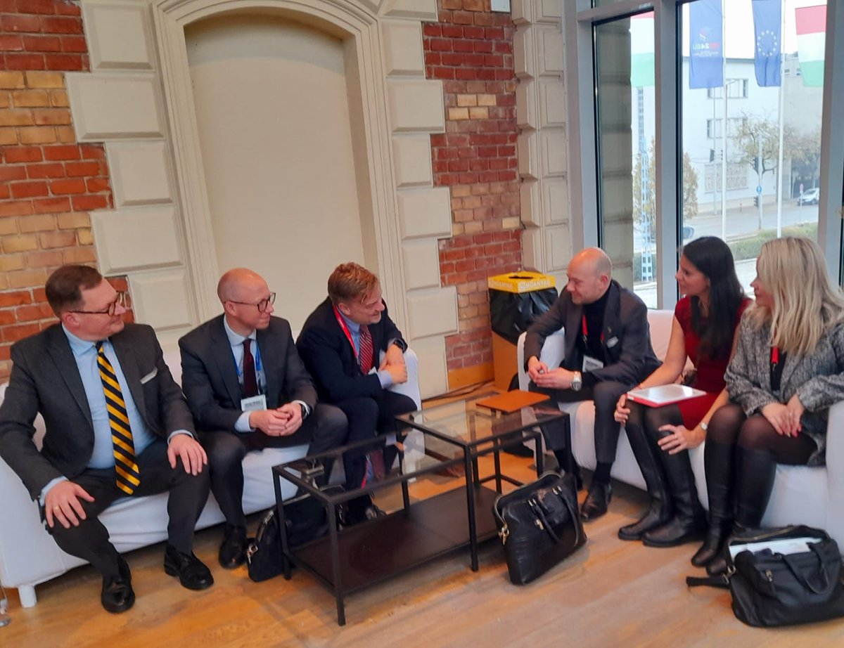 President <a href="/petrisalminen/">Petri Salminen</a>, SG <a href="/VCWillems/">Véronique Willems</a> &amp; <a href="/JesperBeinov/">Jesper Beinov</a> met 🇩🇰 #SMEEnvoy Andreas Hauptmann to discuss
✅ Act on burden reduction
✅ #SingleMarket must #ThinkSmallFirst
✅ Enforce laws, stress-test the #EUAcquis
✅ Quick, accessible SME compliance tools

▶️ bit.ly/4dDMHyP