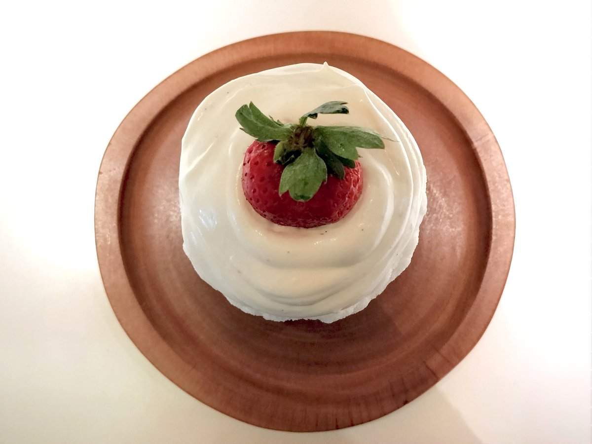 Xiaoyue_5555's tweet image. ときめくビジュアル❤️🍓❤️

【(あまおう)いちごと練乳バニラ】

上の苺が超甘で美味しすぎたー！
ジャム的な苺ソースがとても苦手なのでそれが皆無でバニラ香るホイップと生苺の美味しさだけがギュッとミニサイズに詰まっていて嬉しい😆

絶対無理と分かっているけどミニサイズ祭りして欲しい🤤

#CHAP